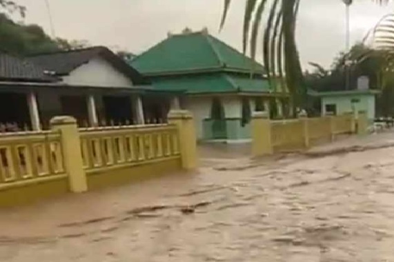 Lagi, Banjir Setinggi 30 cm, Merendam 20 Rumah Warga di Bacem, Sutojayan Blitar