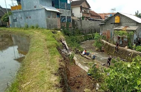 Berkali kali Hujan Deras, Bangunan Talud Longsor Ancam Tujuh Rumah Warga