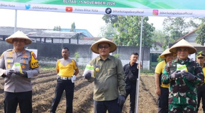 Dukung Ketahanan Pangan, Pjs Bupati Blitar Hadiri Acara Tanam Perdana