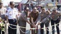 Pjs. Bupati Blitar Resmikan Palang Pintu dan Pos Jaga Perlintasan Kereta Api di Desa Pasirharjo